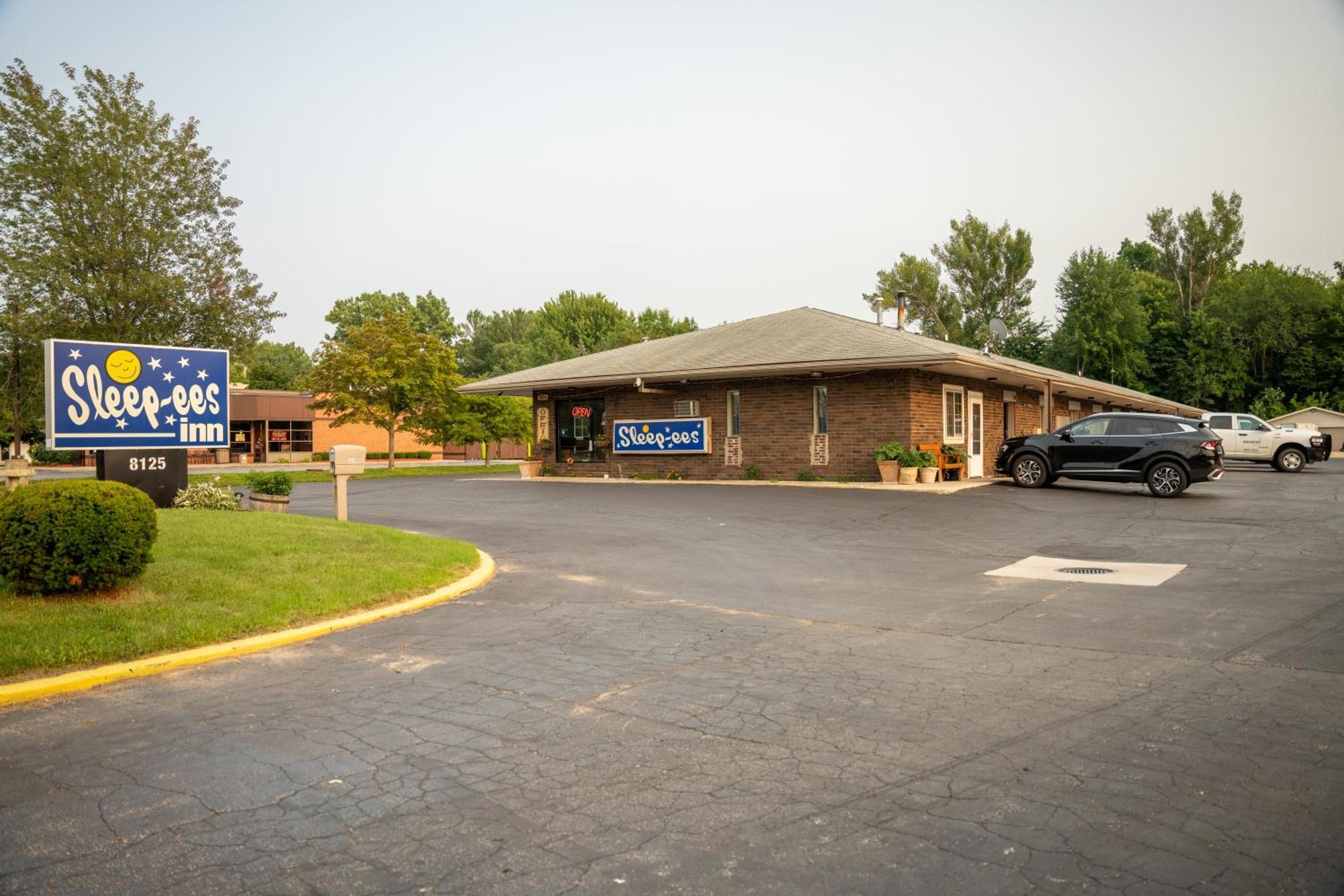 Sleep-Ees Inn, Saginaw & Frankenmuth Exterior foto