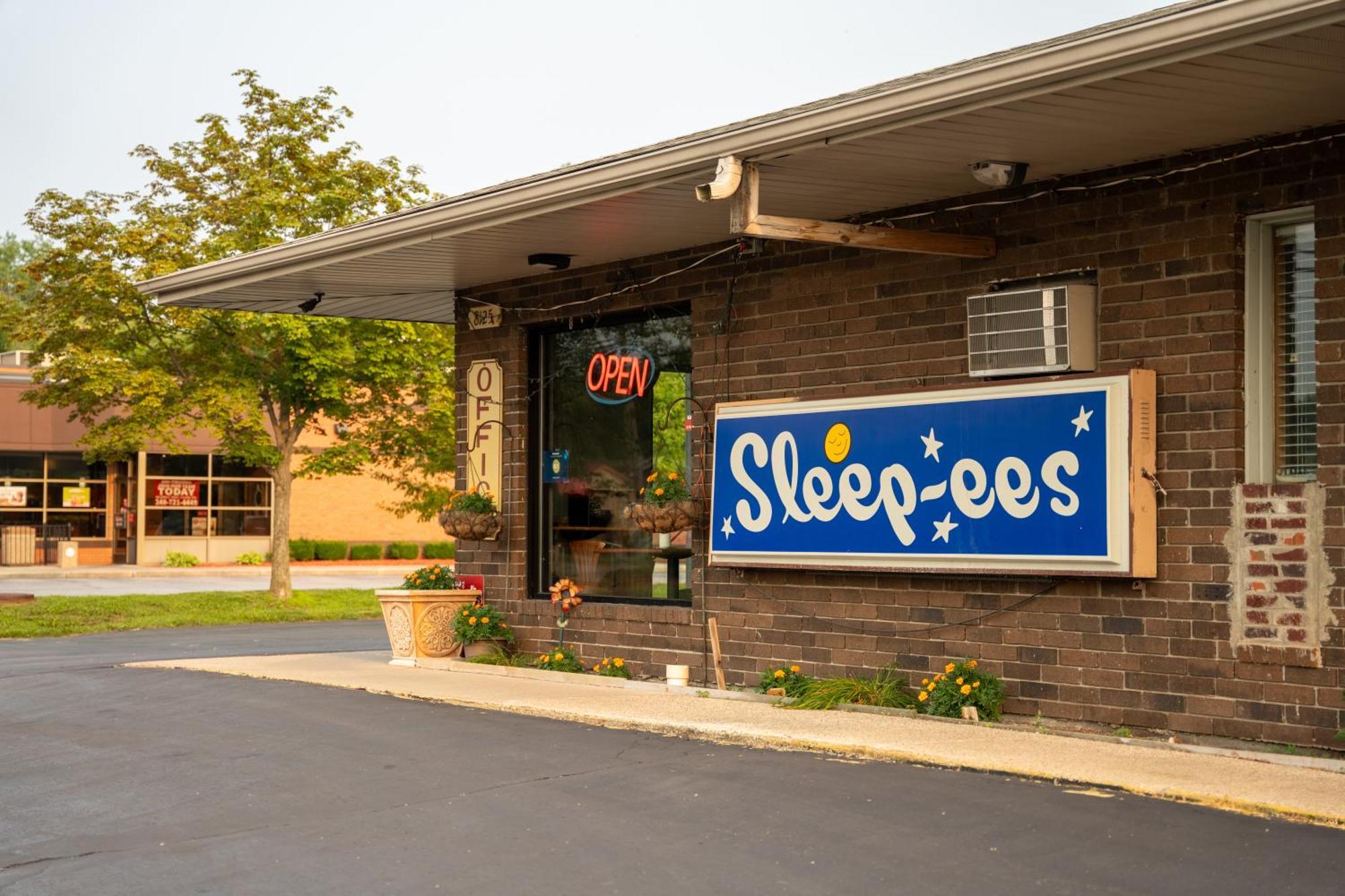 Sleep-Ees Inn, Saginaw & Frankenmuth Exterior foto